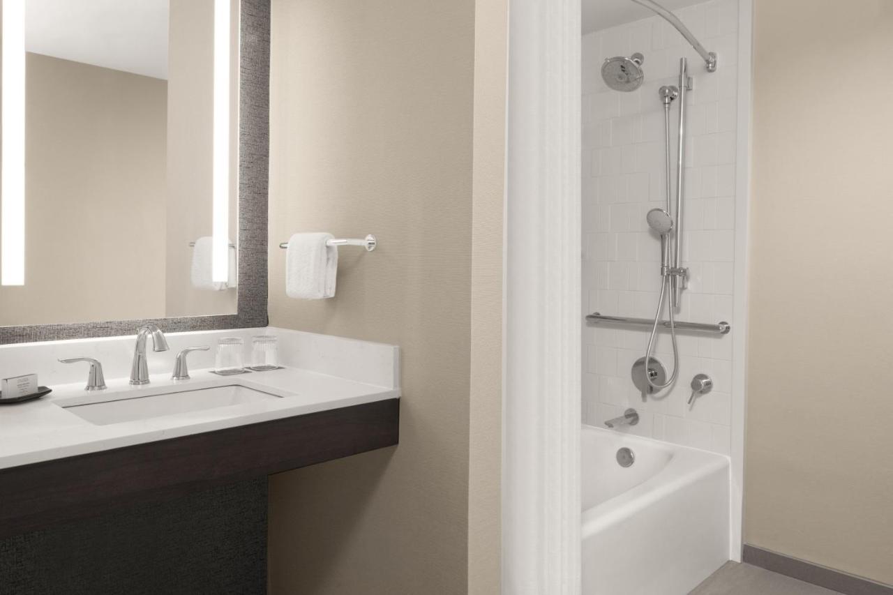 Sheraton Milwaukee Brookfield Ngoại thất bức ảnh